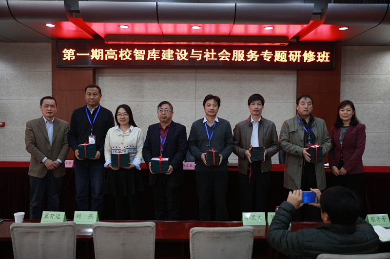 研修班班长,兰州大学社会科学处处长陈文江代表全体学员做学习总结。为期一周的研修,学员共听取了8场专题报告,还进行了小班参与式教学、学员论坛、大会交流等教学活动。(高艳青) 研修班班长,兰州大学社会科学处处长陈文江代表全体学员做学习总结。为期一周的研修,学员共听取了8场专题报告,还进行了小班参与式教学、学员论坛、大会交流等教学活动。(高艳青)