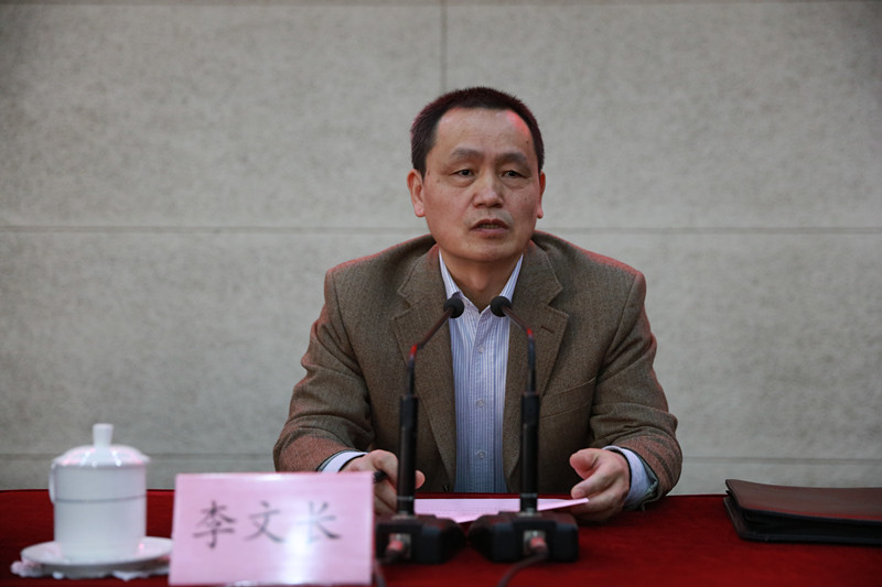 李文长充分肯定了本期研修班举办的重要意义和培训成效。他指出,中国特色新型高校智库是国家智库建设的主力军,在促进党和政府科学、民主、依法决策中意义重大,在推进国家治理体系和治理能力现代化中发挥着不可替代的重要作用。他强调,本期研修班坚持把握正确的政治方向,紧扣中国特色新型高校智库建设主题,重点突出三方面内容,即深刻领会中央有关精神和贯彻落实国家战略、深入学习国际国内外高校智库建设的前沿理论、总结交流各地各高校智库建设的好经验好做法。 李文长充分肯定了本期研修班举办的重要意义和培训成效。他指出,中国特色新型高校智库是国家智库建设的主力军,在促进党和政府科学、民主、依法决策中意义重大,在推进国家治理体系和治理能力现代化中发挥着不可替代的重要作用。他强调,本期研修班坚持把握正确的政治方向,紧扣中国特色新型高校智库建设主题,重点突出三方面内容,即深刻领会中央有关精神和贯彻落实国家战略、深入学习国际国内外高校智库建设的前沿理论、总结交流各地各高校智库建设的好经验好做法。