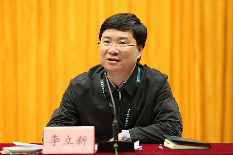 李立新在讲话中就关于纪委深化“三转”、关于强化监督执纪问责等问题做了专门讲解,并对学员们提出了明确的希望和要求。他指出,本期培训班充分体现了主题鲜明、突出主责主业、相关部门和领导高度重视、学员们学思结合等特点,培训成效显著,希望大家回去之后一定要在思想、政治、行动上与党中央保持高度一致,切实巩固和扩大本次培训的成果,要把成果落实到坚决维护中央政令畅通上、落实到提升专业素养上、落实到精准执纪上、落实到强化自我监督上。 李立新在讲话中就关于纪委深化“三转”、关于强化监督执纪问责等问题做了专门讲解,并对学员们提出了明确的希望和要求。他指出,本期培训班充分体现了主题鲜明、突出主责主业、相关部门和领导高度重视、学员们学思结合等特点,培训成效显著,希望大家回去之后一定要在思想、政治、行动上与党中央保持高度一致,切实巩固和扩大本次培训的成果,要把成果落实到坚决维护中央政令畅通上、落实到提升专业素养上、落实到精准执纪上、落实到强化自我监督上。