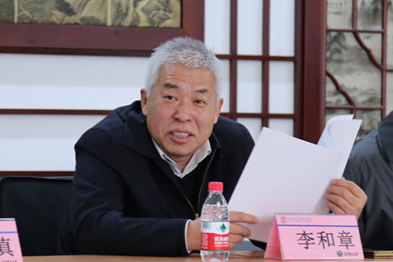 作为国家教育行政学院高校中青班第18期的校友，李和章首先代表北京理工大学对各位学员的到来表示欢迎。随后，他向大家介绍了北京理工大学的办学背景和学校基本情况，分享了在深化高等教育综合改革过程中北理工的一些思考和做法，并结合双一流建设的有关问题与大家进行了深入交流探讨。张笈、李镇、姜澜等部门负责同志分别结合干部聘任管理、双一流大学建设等问题进一步分享了北理工的思考和经验。