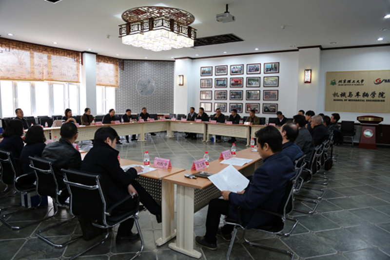 2017年3月15日下午，第50期高校中青班6班全体学员到北京理工大学机械与车辆学院现场学习调研。北京理工大学副校长李和章接见全体学员并与大家座谈交流。北京理工大学党委组织部部长张笈、发展规划处处长李镇，机械与车辆学院院长姜澜、党委书记左正兴、副院长范文辉、副院长冯慧华、副院长何洪文、副院长刘检华、副院长宫琳、副院长韩恺、副院长席军强等参加座谈。
