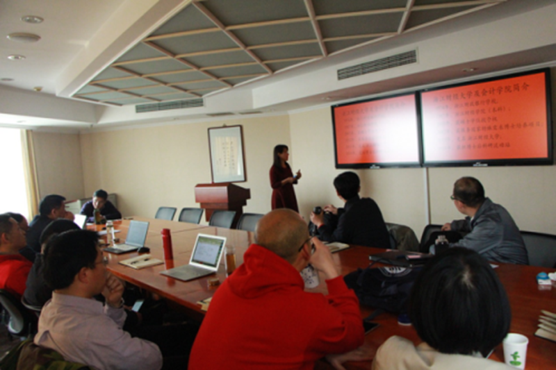 3月16日下午，第14期浙江中青班一班的学员们围绕“高校基层党建与思政工作”主题进行了专题研讨。本期学员、浙江省首批“最受师生喜爱的书记”、浙江财经大学会计学院党委书记张红英做了《凝心聚力 传承创新 高校基层党建若干问题的思考》主题报告，为交流研讨开了个好头。