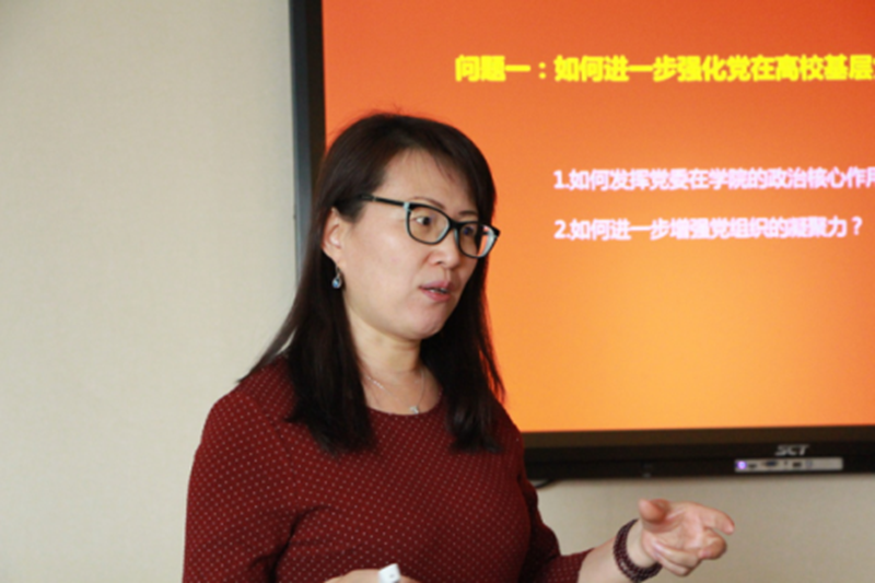 张红英结合浙江财经大学的实际，围绕高校基层党委面临的新情况，分析阐述了如何发挥党委在学院的政治核心作用、如何进一步增强党组织的凝聚力等关键问题，介绍了浙财大会计学院党委在创新理论学习形式、党委委员联系青年教师、“红色三部曲”主题教育等优秀工作经验，并围绕加强校园文化内涵建设、优化学生德育工程效果的探索和实践进行了讲解。