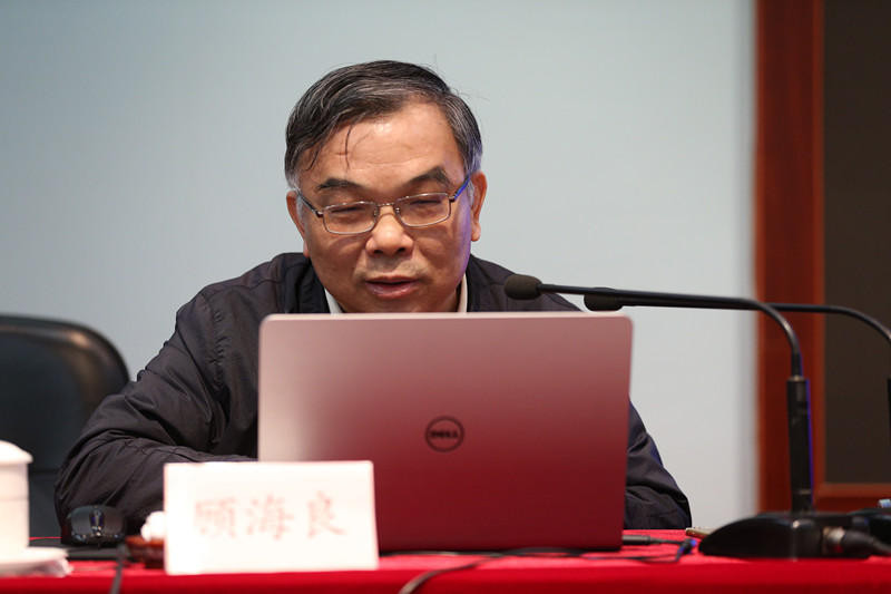 顾海良在报告中深度解读了党的十八大作出的两个重要的战略性判断，系统阐明了高等教育发展所处的历史阶段和时代背景，梳理了习近平总书记在治国理政新方略下对高等教育改革发展寄予的新期待和新思想。他结合新的历史阶段和高校实际，提出了推进中国特色现代大学制度建设的重要着力点。