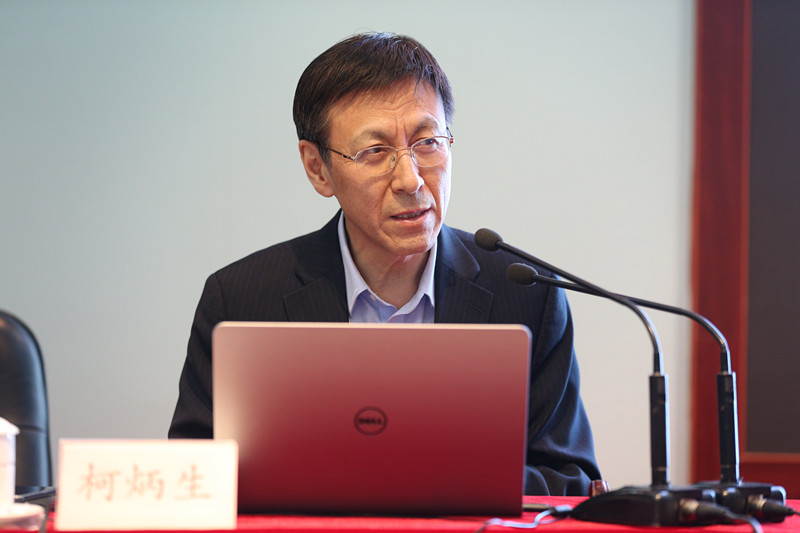 柯炳生以中国农业大学人才培养模式改革为案例,围绕育人理念、具体做法、已有成效三个方面进行了系统讲解,介绍了中国农业大学新一轮本科生教育教学改革中突出特色、自由转专业、改革考试方法、强化实践技能培养等在内的十项举措以及取得的初步成效。他重点介绍了明确培养定位并调整学制、修订调整培养方案、改革研究生指导教师招生机制、改革招生考试制度、改进博士毕业及学位论文答辩审核程序、调整研究生资助办法等方面的经验。 柯炳生以中国农业大学人才培养模式改革为案例,围绕育人理念、具体做法、已有成效三个方面进行了系统讲解,介绍了中国农业大学新一轮本科生教育教学改革中突出特色、自由转专业、改革考试方法、强化实践技能培养等在内的十项举措以及取得的初步成效。他重点介绍了明确培养定位并调整学制、修订调整培养方案、改革研究生指导教师招生机制、改革招生考试制度、改进博士毕业及学位论文答辩审核程序、调整研究生资助办法等方面的经验。