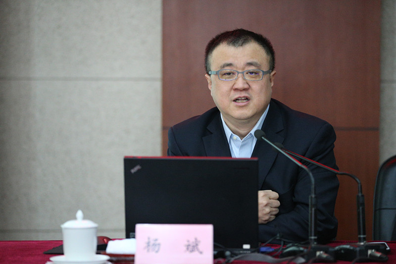 杨斌认为，我国学位与研究生教育已经走过了三十年的历史进程，一些与学位和研究生教育有关的本质性、原理性的问题值得深入研究，这些问题会影响到我国研究生教育的下一步发展道路。他指出，博士教育综合改革应该服务国家创新驱动发展战略的重要任务，特别是专业学位教育应该在全面准确理解市场需求和质量内涵的基础上，探索实行校本管理，改革招生选拔方式，创新培养模式，完善投入机制，重新设计质量评价体系，积聚多方合力，推动健康发展。