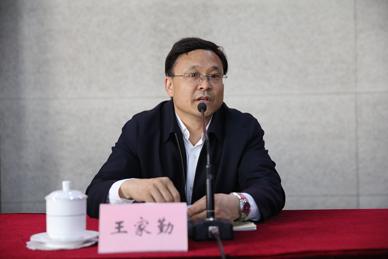 王家勤指出，本次培训班是教育部直属机关党委根据《中央国家机关工委关于加强和改进党校工作的意见（试行）》（国工发〔2016〕4号）和《教育部直属机关党委2017年工作要点》而举办的一个重要班次，旨在深入学习贯彻党的十八大和十八届三中、四中、五中、六中全会精神，深入学习贯彻习近平总书记系列重要讲话精神和党中央治国理政新理念新思想新战略，全面提升机关党员干部的综合素质和能力。他希望，大家要充分认识此次培训班的重要意义，以提升党性修养、强化理想信念、提高能力水平为主线，全面树立政治意识、大局意识、核心意识和看齐意识，按照党校姓党的要求，忠诚于党和人民的事业，围绕部党组的中心工作开展学习。