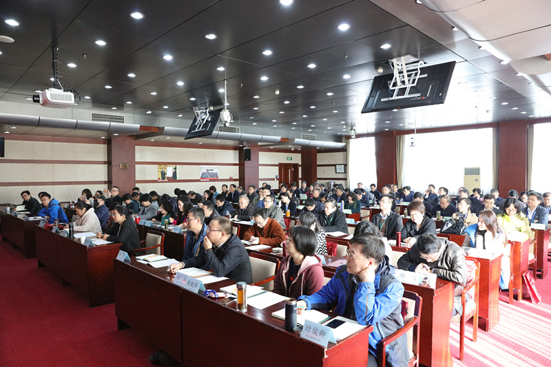 教育部直属机关党委组织宣传处负责同志和培训班教学团队参加了开班式。来自部机关和直属单位的50位处级干部将在学院进行为期三周的培训学习，之后赴井冈山进行现场教学活动，接受为期一周的党性和国情教育。（胡锐军）