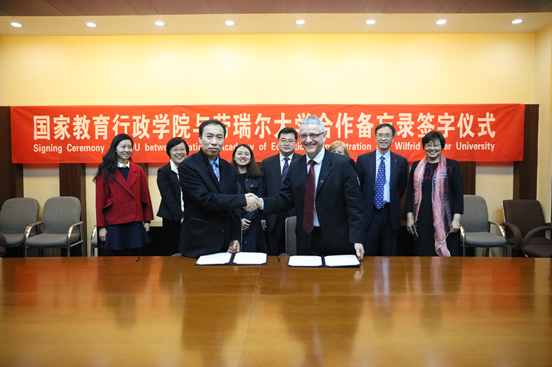 于京天对罗伯特·戈登教授的来访表示欢迎,并转达了在京外出差的常务副院长马俊杰对来宾的问候。于京天向来宾介绍了我院概况与中国高等教育改革发展的新进展。罗伯特·戈登介绍了劳瑞尔大学在学生培养方面的概况。会谈中,双方表达了深化合作的良好愿望,就合作的领域进行了初步的探讨,并签署了两校合作备忘录。
会谈结束后,罗伯特·戈登教授为正在学院学习研修的第53期高校领导干部进修班学员作了“大学科研活动的机遇与挑战”的专题讲座,并与学员进行了热烈的互动。(国际合作与培训部) 于京天对罗伯特·戈登教授的来访表示欢迎,并转达了在京外出差的常务副院长马俊杰对来宾的问候。于京天向来宾介绍了我院概况与中国高等教育改革发展的新进展。罗伯特·戈登介绍了劳瑞尔大学在学生培养方面的概况。会谈中,双方表达了深化合作的良好愿望,就合作的领域进行了初步的探讨,并签署了两校合作备忘录。
会谈结束后,罗伯特·戈登教授为正在学院学习研修的第53期高校领导干部进修班学员作了“大学科研活动的机遇与挑战”的专题讲座,并与学员进行了热烈的互动。(国际合作与培训部)