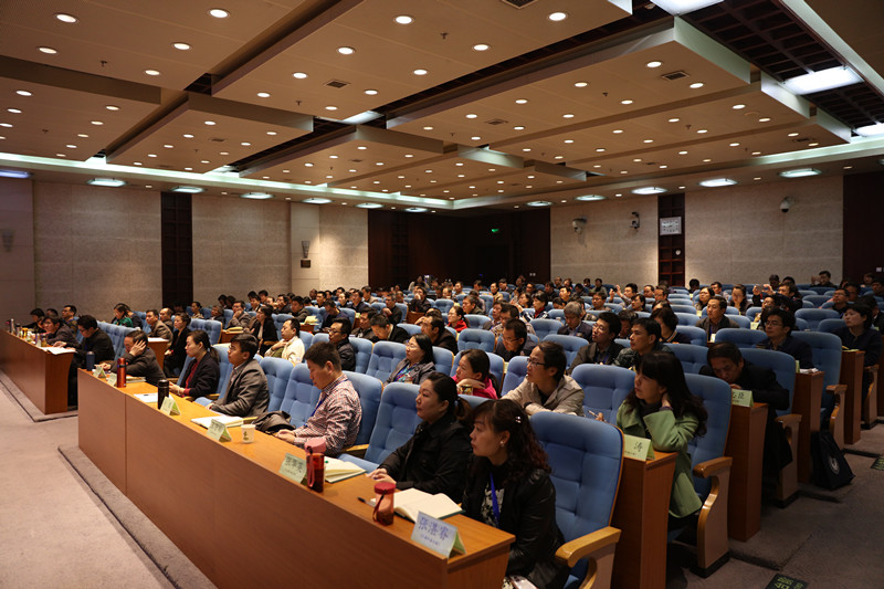 已有82岁高龄的金涌教授,以其风趣的语言和谦虚的风度深深打动了学员,其报告内容丰富,知识广博,逻辑清晰。论坛结束后,学员们热情地与金涌教授进行了交流并合影。(丁月牙) 已有82岁高龄的金涌教授,以其风趣的语言和谦虚的风度深深打动了学员,其报告内容丰富,知识广博,逻辑清晰。论坛结束后,学员们热情地与金涌教授进行了交流并合影。(丁月牙)