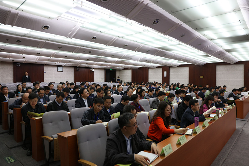 开班式后，人力资源和社会保障部国际职员和国际条约处副处长严慧英以“国际组织人事制度及中国国际职员队伍建设”为题为学员作了开班报告。来自教育部直属高校、部分其他部属高校和行业类院校毕业生就业工作部门，以及部分省（直辖市）教育厅（教委）毕业生就业工作部门的120名负责人参加本期培训班的学习。（杨中超）