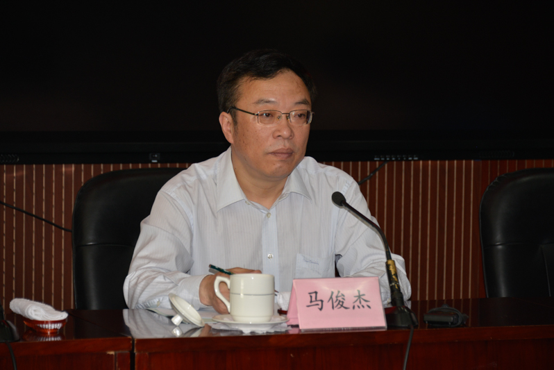 马俊杰书记在讲话中高度肯定了以学术研讨形式加强校友联系与交流工作的重要意义。他说，很少有从事非学历培训的学校被学员们视为母校，但是国家教育行政学院却很荣幸地被学员称作母校，这是对学院培训工作的认可和肯定。一部完整的校史应该是由师生共同撰写的历史，而最精彩的部分则是学生们毕业之后独立完成的。办好教育，不仅需要“大师”、“大楼”，还需要有“大学生”。学生之大，乃学校之大。国家教育行政学院虽没有大师和大楼，但有当之无愧的“大学生”。这群杰出的“大学生”，体量虽小，却能量巨大，每位学员在事业上有所发展，对国家有所贡献，就是学院最为骄人的成就。