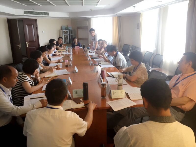 二班同学在校长大厦四层会议室，围绕“督导工作是无所不为还是有所不为”展开热烈讨论，其中来自江西的卢毓军认为法定职责必须为，法无授权不可为；来自安徽池州陈俊新认为督导专业性强的实际情况，要依法做好督导工作，坚持做到督有据，导有理。（文字：杨彬）