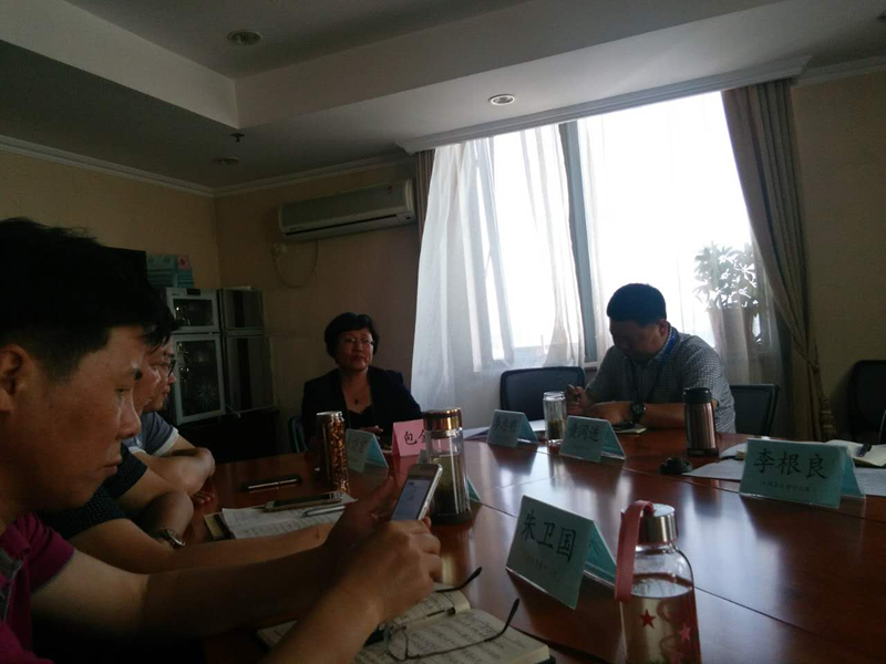 三班的学员，围绕“督导工作有所不为和无所不为”展开了热烈的讨论。研讨在轻松而不失严肃的氛围中进行，各省督学都畅所欲言，时时激起与会者的共鸣，大家发出会心的笑声；形成了理论层面、实践层面和作为正方立场的辩论层面三种既有联系又有区别的观点。（文字：黄闰进）