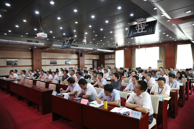 开班式后，本期研修班70位学员听取了唐继卫关于“创新管理制度，推动我国学位于研究生教育事业发展”的首场专题报告。（李永贤）