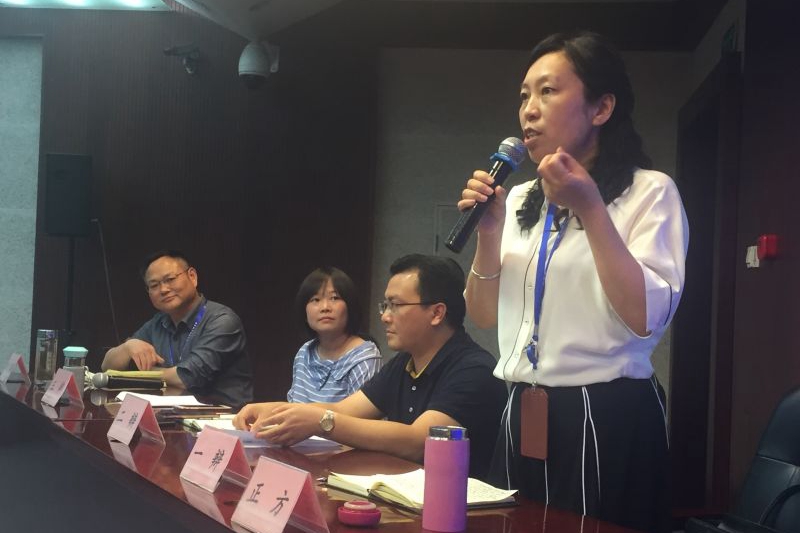 正方一辩、安徽蚌埠市禹会区教育体育局教育督导室主任高洪立论陈词:“教育督导应该有所不为”。 正方一辩、安徽蚌埠市禹会区教育体育局教育督导室主任高洪立论陈词:“教育督导应该有所不为”。