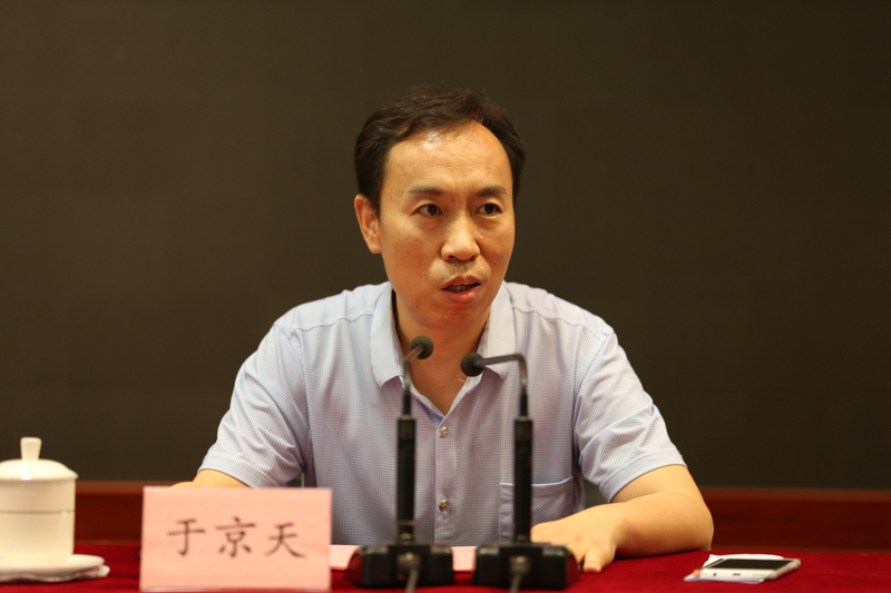 于京天介绍了本期培训班的教学计划的特点和逻辑结构，他要求各位督学转变身份角色，严格自律，认真学习与研讨，做教育上的明白人。作为一种准专业人才，他认为各位督学肩负重要的教育责任，需要全面了解国家的教育政策和督导行业的业务特点，才能做好自身的工作。