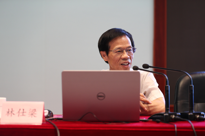 林仕梁以“转变教育管理方式，深化教育督导改革”为题做了开班报告。他指出，从宏观而言，教育改革和教育管理的趋势和方向都发生了变化，因此教育督导要适应这种变化的社会背景，进一步深化教育督导改革。他阐释了当前教育督导的重点工作和督学队伍建设的努力方向，要求各位督学能够“做到脑里有张图，明白心中有本帐，评判手中有杆秤”，这样才能适应督导工作的要求。