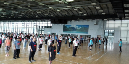 2017年6月22日下午，全国第十期县区督学培训班全体学员在国家教育行政学院体育馆三层羽毛球馆开展了大班团体拓展训练活动。进修部的甘慧娟等7位拓展训练培训师为133名学员开展了两个小时的拓展训练活动。