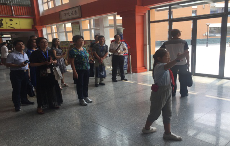 下午，全体学员赴顺义区光明小学和李桥中心小学进行了实地参观考察。两所学校的校长分别对本校的“三风一训”、办学特色、课程模式等进行了详细介绍，并带督学们进行了校园文化、社团活动、特色课程等的实地考察和体验。