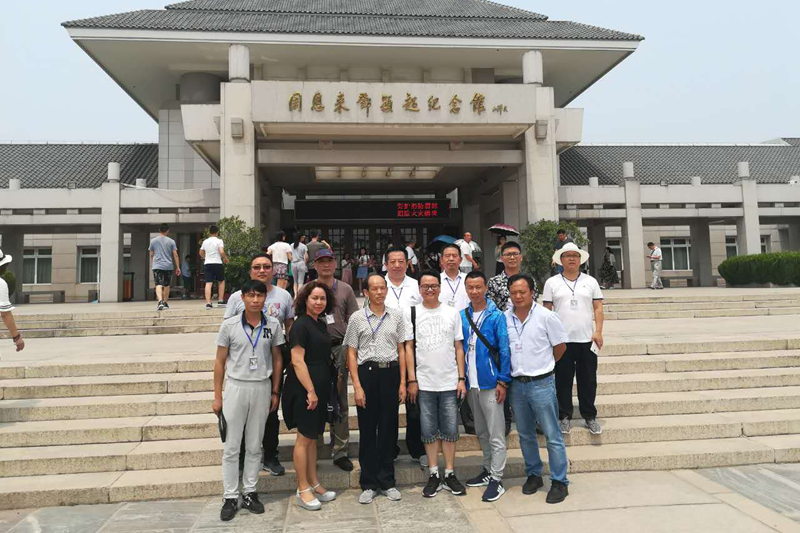 在纪念馆前，两个临时支部的党员与入党积极分子庄严承诺：要认真学习先辈精神，坚定理想信念，铭记为民务实、廉洁自律宗旨，深入实践“两学一做”，结合教育督导本职工作，勇于担当，甘于奉献，增强责任感和使命感，始终不忘初心，永葆共产党员政治本色，为推进教育现代化建设作出不懈努力。