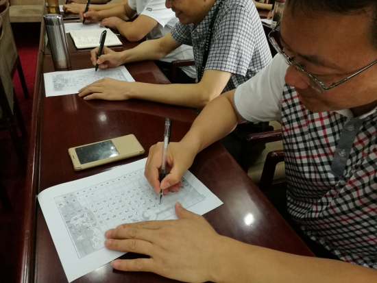 6月30日上午，同学们交上认真书写的入党誓词，重温入党时的初心，款款落笔间拾起了我们需要追随一生的誓言。