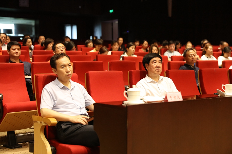 学院领导班子成员、党委委员、全体党员干部参加了会议。会后，作为学院“以案释纪明纪，严守纪律规矩”主题警示教育月活动的一部分，全体党员干部集体观看了中央国家机关违纪违规典型案例警示教育片《警钟》。（赵玄）