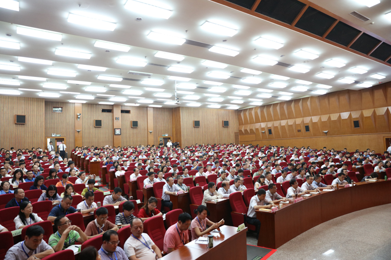 来自省级教育部门领导干部进修班、第54期高校领导干部进修班、第52期高校中青年干部培训班、第42期全国地市教育局长研修班、第46期全国省地督学培训班、第15期浙江高校中青年干部培训班等共500余名学员参加了开学典礼。