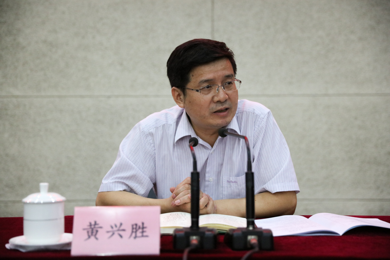 黄兴胜全面分析了培训班举办的背景和重要意义，并就切实做好教育保密工作提出明确要求。一是要准确把握保密工作的形势与任务，教育是保密工作的重要领域，必须提高保密意识；二是要清醒认识教育保密工作的不足和差距；三是要切实推进教育保密工作，关键是抓好保密安全教育、保密机构队伍建设、保密制度建设、保密监督检查、保密信息技术和高校保密等六个方面工作。他希望学员充分利用这次培训学习机会，深入学习各项保密政策法规，深刻反思涉密案件的惨痛教训，深度交流教育保密工作的好经验，全面把握教育保密工作的工作安排和要求，力争培训实效，把教育保密工作提升到新水平。