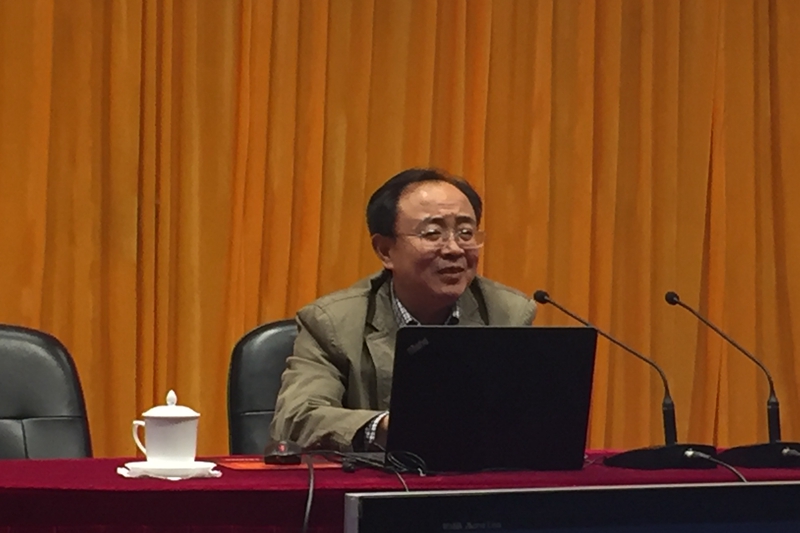 学员、陕西师范大学地理科学系与旅游学院院长董治宝研究员，以《人与沙漠》为主题，介绍了沙漠的概念、人与沙漠的历史现代未来，阐述了沙漠形成的原因、存在的必然性合理性以及沙漠的品质，厘清了一些沙漠治理误区，强调沙漠光能等资源丰富，未来沙漠研究关注点应放在开发利用上，要大力发展沙产业。