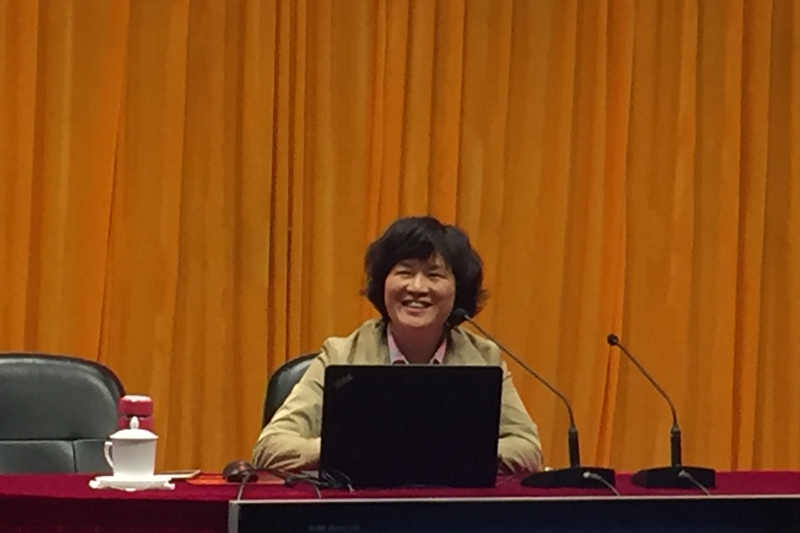 学员、西南大学心理学部部长陈红教授，以《心理学与国民心理健康》为题，介绍了心理现象、心理学分支、心理学机构、心理学研究取向、热点和前沿等心理学知识，分析了我国心理健康服务现状。着重从心理健康的标准指数、对压力的心理调适途径等阐述，强调要关爱自己的心理健康，乐观体验，过幸福快乐生活。（供稿：第52期高校中青班学员、衢州学院党委委员、组织部部长吴利平；审稿：四班班主任姚翔）
