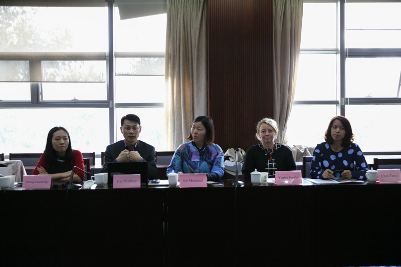 会谈中，蔡瑜琢首先介绍了“中芬教育交流人才能力提升项目”开展情况以及项目总结会的成果。双方在回顾以往“千名中西部大学校长海外研修计划”项目赴芬兰培训的基础上，进一步探讨了未来合作的可能性。