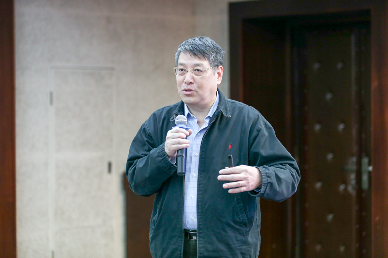 俞立中分析了全球化和信息化的大趋势对高等教育的新挑战，并结合我国大学“双一流建设”以及“一路一带”发展战略进行了阐述，认为培养国际化创新人才是我国高等教育的重要使命。他重点介绍了上海纽约大学为了培养国际化创新人才，上海纽约大学在一流师资队伍建设、选拔优秀且适合的学生、培养模式、课堂教学、课程学习考评、组织和协调本科教学以及中外合作办学管理模式等七个方面进行了卓有成效的探索。