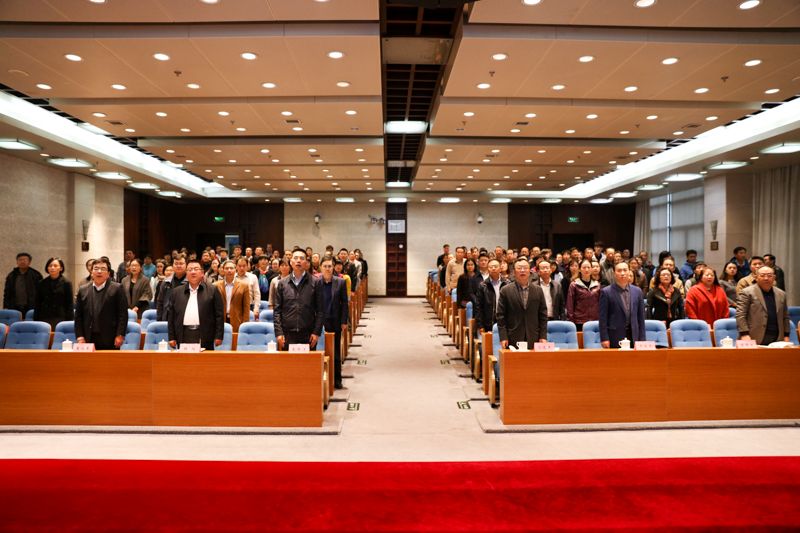 学院全体教职工200余人集中收看党的十九大开幕式直播盛况。当雄壮的国歌奏响，全体教职工自豪跟唱。（鹤卿厅会场）