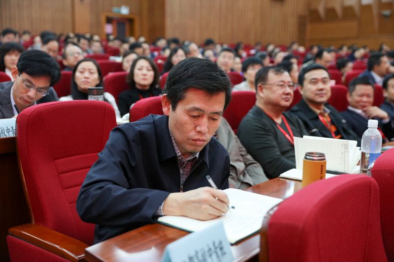 大家共视一个画面、共听一个声音、共谈一个体会，共同见证催人奋进的历史时刻、感受新时代的发展脉动、描绘新时代的理想蓝图。在开幕式直播收看过程中，各报告厅秩序井然，每个同志都聚精会神，边收看、边思考、边记录，如在现场般感同身受，大家不时为习近平总书记的报告所打动、所鼓舞、所激励。