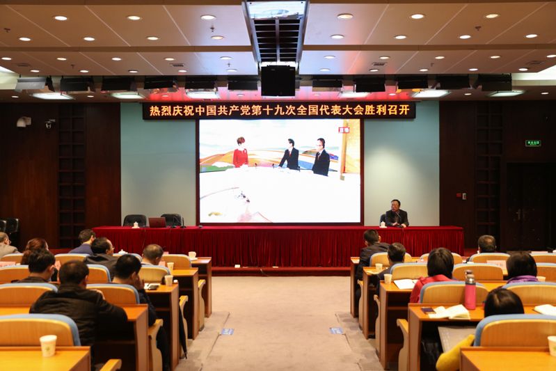 开幕式结束后，学院党委书记马俊杰同志随即作了动员部署讲话。他强调，深入学习宣传贯彻党的十九大精神，是全院上下在当前和今后一段时期的首要政治任务。对十九大精神的学习、宣传和贯彻要做到迅速、准确、全面、深入；院党委要精心制定学习方案，各支部及时召开支部学习研讨会，及时了解支部成员的深刻感受和体会；院党委要组织理论学习中心组及时开展十九大报告学习研讨活动，各支部书记和部门负责人要带着“四个意识”学、带着“四个自信”学、带着对党和习近平总书记的忠诚学，做到结合中心工作学，结合本职工作学。（社会科学教研部 胡锐军；教务部 闫伟）