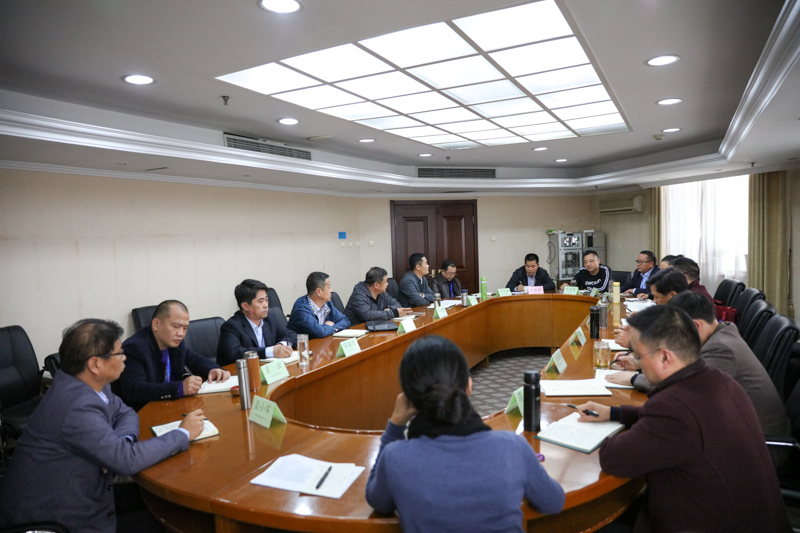 教育局长纷纷表示，习总书记的报告提出，提高保障和改善民生水平首先要优先发展教育事业，“从解决好学前教育入园难、义务教育大班额、普及高中教育等现实难题入手，科学有序推进教育现代化建设、有效提升教育公平和人民获得感”，这为教育改革指明了方向，作为教育局长和教育战线上的基层党员干部，既欢欣鼓舞，又深感责任重大、使命在肩。