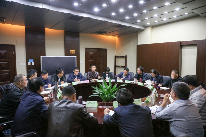 在第34期全国县市教育局长培训班上，来自全国30个省区的166名基层县市的教育局长，分十组深入开展“学习十九大报告精神，推动教育事业改革发展”的研讨。教育局长们深感，十九大报告高屋建瓴、意义重大，为基层教育改革与发展指明了方向。