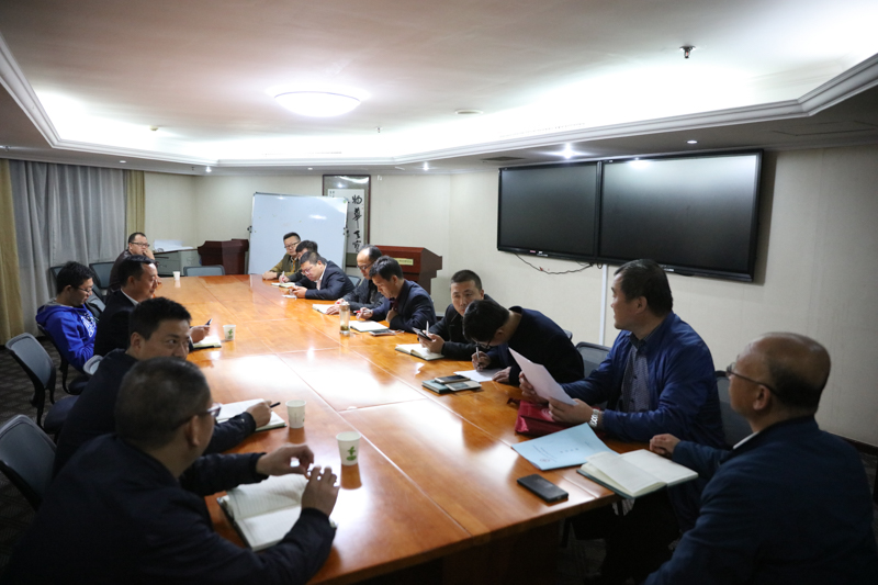 在田家炳基金会“西部乡村中小学校长培训计划”2017年第二期中、小学校长培训班上，来自宁夏、贵州、海南三个省区的95名中学校长和92名小学校长开展了“学习十九大报告精神，推动西部农村中小学建设”的研讨交流。西部基层中小学校长听完报告后，深感农村教育更有希望、农村教师更有力量。