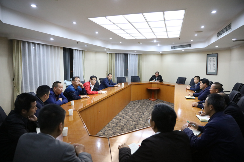 西部基层中小学校长一致认为，“中国教育的‘大硬骨头’在农村，解决好农村的问题就是解决了中国教育最基础、最核心问题”。报告强调要“高度重视农村义务教育，推动城乡义务教育一体化发展，努力让每个孩子都能享有公平而有质量的教育”，体现了党对农村教育的深切关心。