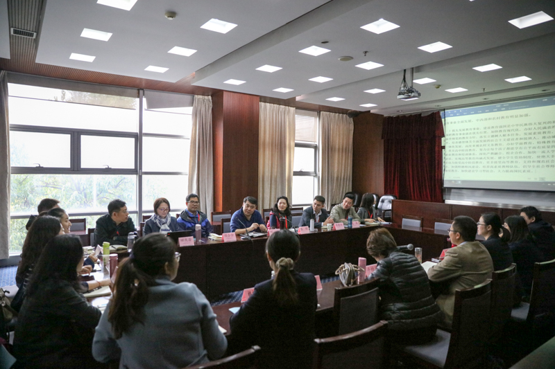 在第28期教育部驻外后备干部岗前培训班上，来自教育部机关、直属单位和高等院校的61位驻外后备干部分三组展开交流。驻外后备干部们听完报告后表示，更加坚信强大的祖国是坚强的后盾，自信的祖国越来越接近世界舞台的中心。