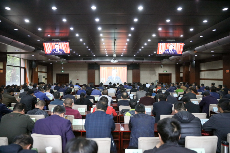 （西部乡村中小学校长培训班收看现场）习近平总书记在报告中提出“优先发展教育事业。建设教育强国是中华民族伟大复兴的基础工程，必须把教育事业放在优先位置，加快教育现代化，办好人民满意的教育。要全面贯彻党的教育方针，落实立德树人根本任务，发展素质教育，推进教育公平，培养德智体美全面发展的社会主义建设者和接班人。”为新时代我国教育事业发展指明了方向，描绘了蓝图，制订了方略，教育系统的干部要认真学习、深入领会，坚决贯彻、全力落实。学院将继续组织全体学员深入学习，切实把思想和行动统一到十九大精神上来，为新时代教育事业发展努力奋斗。（教育行政教研部 李虔 司洪昌）