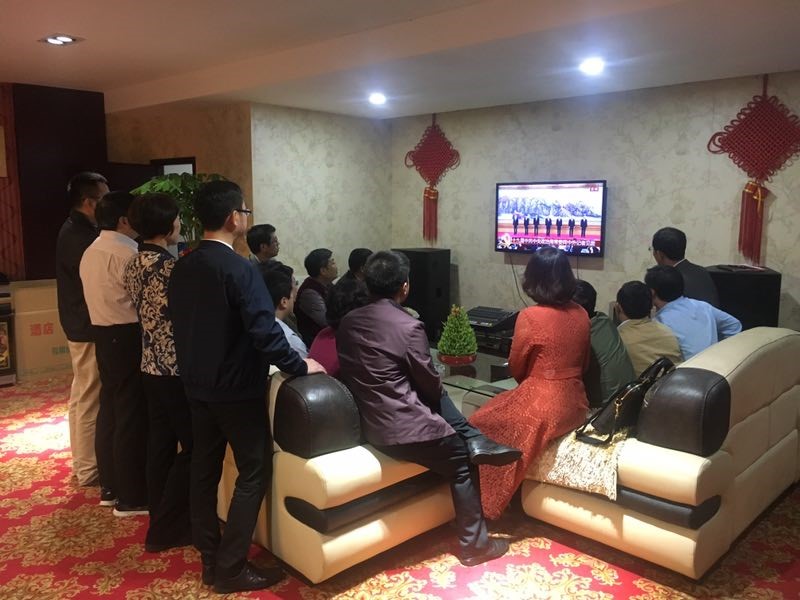 第52期高校中青班赴湖南考察团学员,在湖南师范大学与学校副校长匡乐满一起收看十九届中共中央政治局常委同中外记者见面会。 第52期高校中青班赴湖南考察团学员,在湖南师范大学与学校副校长匡乐满一起收看十九届中共中央政治局常委同中外记者见面会。