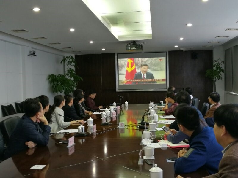 学院第52期高校中青班学员在调研考察的高校集体收看 新一届中共中央政治局常委同中外记者见面会