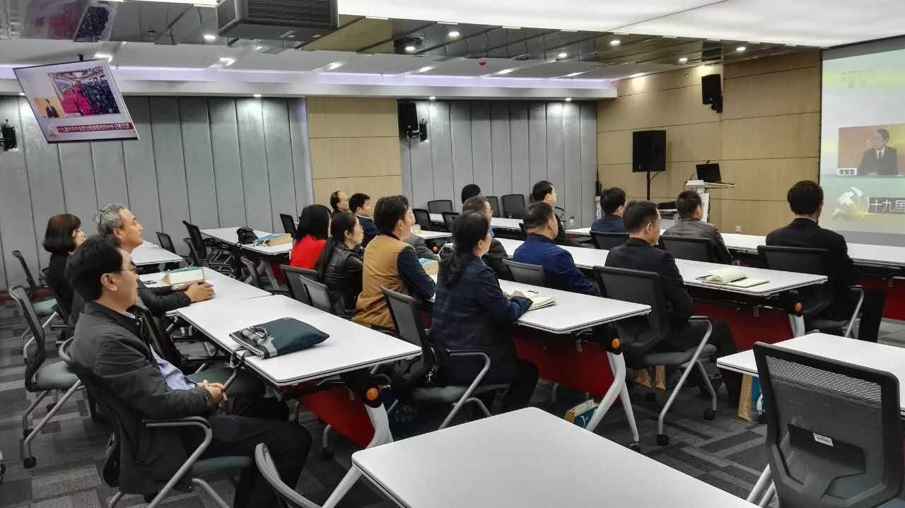 第52期高校中青班赴武汉考察团学员,在武汉理工大学与学校党委常委、校办主任申祖武一起收看十九届中共中央政治局常委同中外记者见面会。学员们纷纷表示,新一届党中央领导机构的成立是党和国家及全国人民的大事。我们一定紧密团结在以习近平同志为核心的党中央周围,高举中国特色社会主义伟大旗帜,解放思想,改革创新,锐意进取,埋头苦干,为建设社会主义现代化强国做出自己的贡献。(供稿:学校管理教研部 李永贤) 第52期高校中青班赴武汉考察团学员,在武汉理工大学与学校党委常委、校办主任申祖武一起收看十九届中共中央政治局常委同中外记者见面会。学员们纷纷表示,新一届党中央领导机构的成立是党和国家及全国人民的大事。我们一定紧密团结在以习近平同志为核心的党中央周围,高举中国特色社会主义伟大旗帜,解放思想,改革创新,锐意进取,埋头苦干,为建设社会主义现代化强国做出自己的贡献。(供稿:学校管理教研部 李永贤)