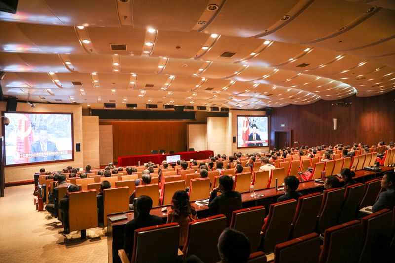 第34期全国县市教育局长培训班全体学员收看直播会盛况。