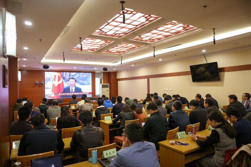 第15期浙江高校中青年干部培训班全体学员收看直播会盛况。