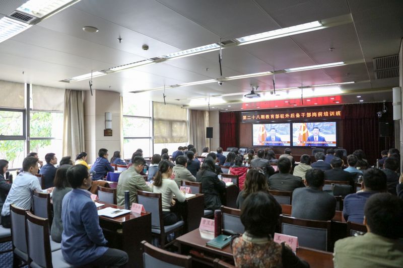 第28期教育部驻外后备干部岗前培训班全体学员收看直播会盛况。学员们表示，盛会刚刚结束，新征程已经开始！作为教育工作者我们一定要认真学习、深入贯彻党的十九大精神，奋发精神，昂扬斗志，在不同岗位努力办好人民满意的教育，为新时代中国特色社会主义教育事业贡献力量！（供稿：教育行政教研部 包金玲）
