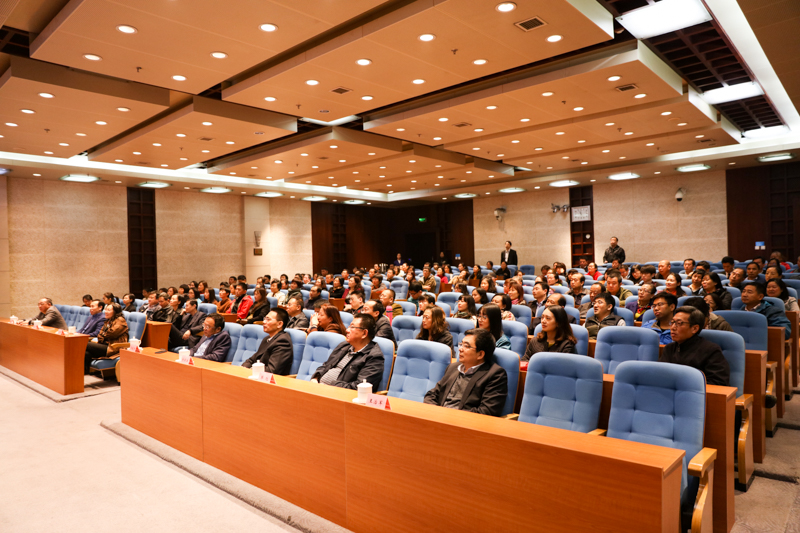 尽管记者见面会非常短暂，大家被习近平总书记的发言深深打动、深受鼓舞。蓝图已绘就，奋进正当时！教职工们纷纷表示，要在各自的工作岗位上恪尽职守、勤勉工作，以新作为开辟新气象、新境界，为美好生活的构筑、为美丽中国的建设、为教育现代化之梦的实现贡献一己绵薄之力！（供稿：教务部 闫伟）