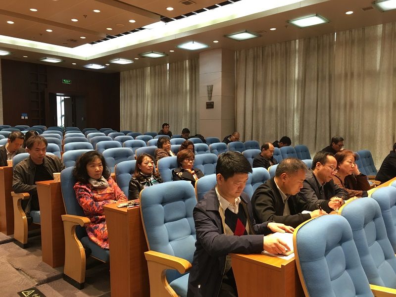 学院参加大会的同志们认真听取十九大精神传达。陈宝生同志对教育系统学习宣传贯彻党的十九大精神提出“六个起来”的要求，即“学起来”、“教起来”、“传起来”、“研起来”、“干起来”、“实起来”。